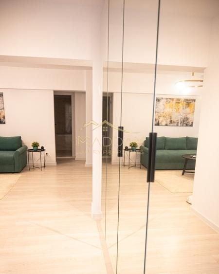 Apartament cu 3 camere semidecomandat, mobilat în 13 Septembrie