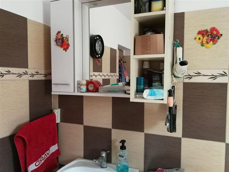 Casă individuală cu 4 camere cu Garaj în Uricani