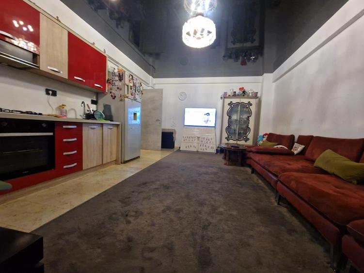Apartament cu 3 camere decomandat în Palazu Mare