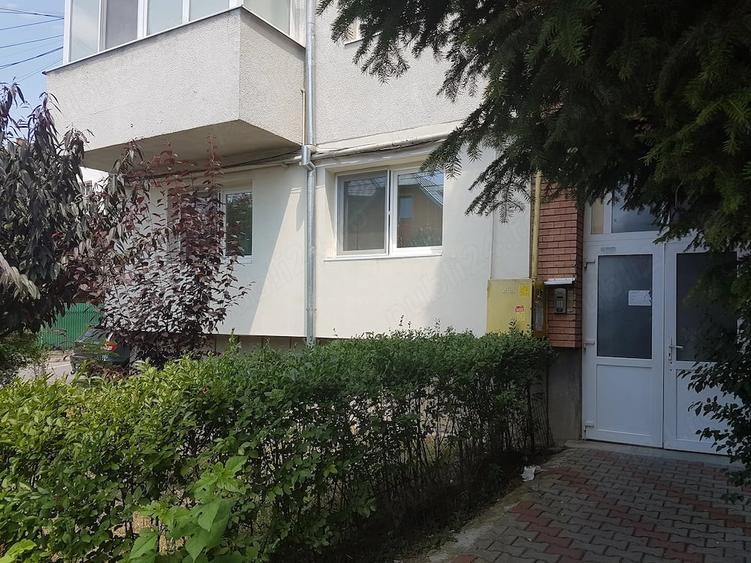 Apartament cu 3 camere decomandat în Exterior Vest