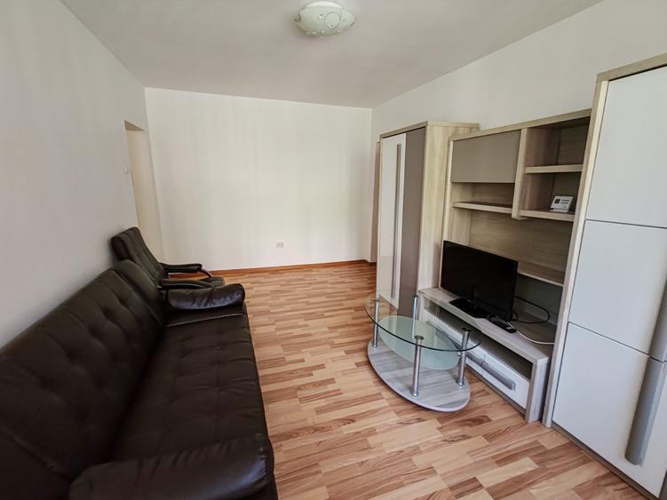 Apartament cu 3 camere semidecomandat, mobilat în Centrul Civic