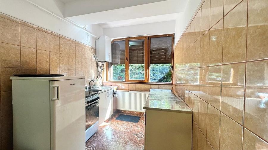 Apartament cu 3 camere semidecomandat, mobilat în Poiana Brașov