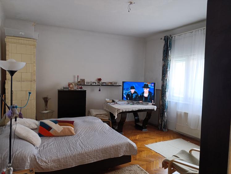 Apartament cu 3 camere semidecomandat în Moșilor