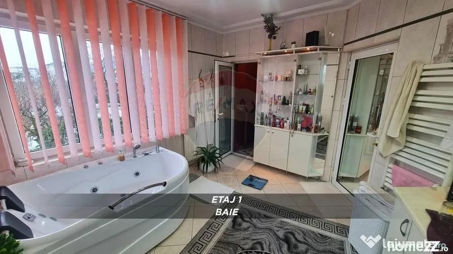 Casă cu 10 camere cu Teren 750 Mp în Central
