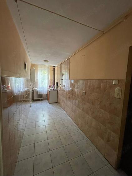 Apartament cu 3 camere semidecomandat în Exterior Vest
