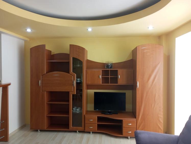 Apartament cu 3 camere semidecomandat în Plopilor