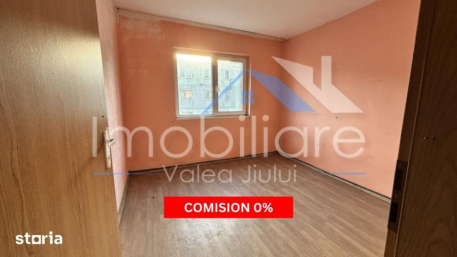 Apartament cu 4 camere decomandat în Petros