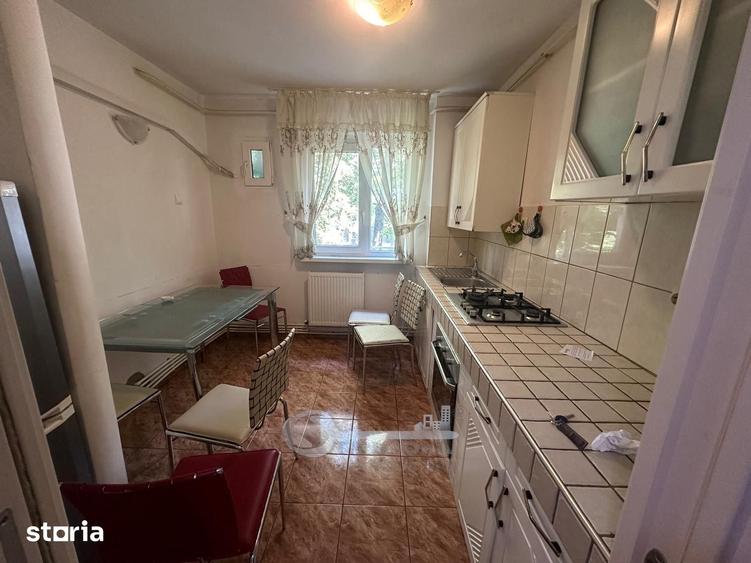 Apartament cu 3 camere semidecomandat în Central