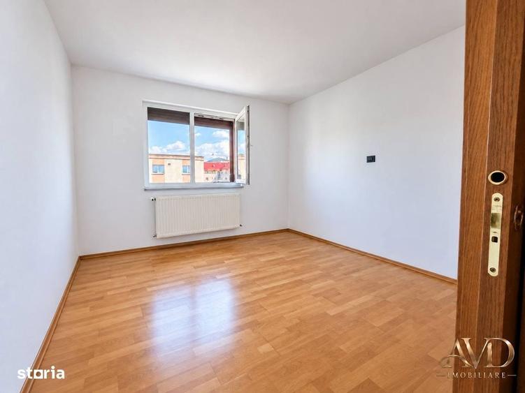 Apartament cu 3 camere decomandat în Noua