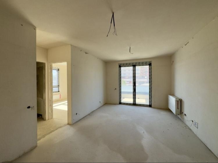 Apartament cu 3 camere semidecomandat în Dosu Bricii