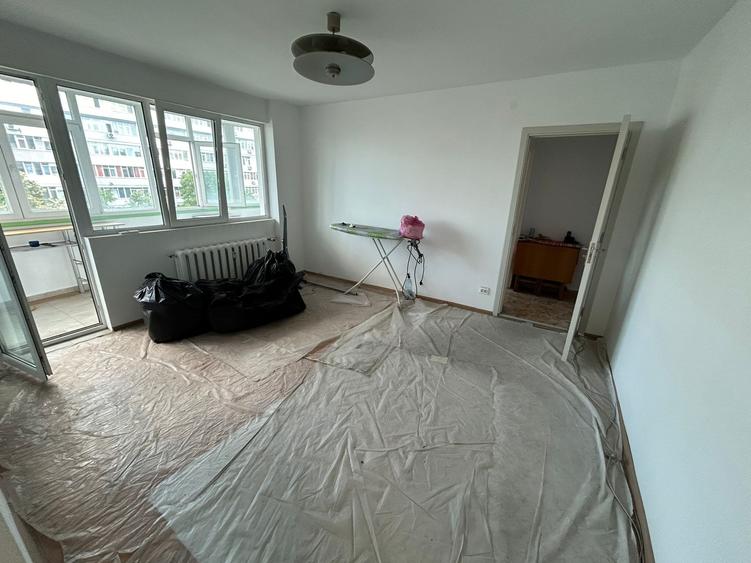 Apartament cu 3 camere semidecomandat în Crângași