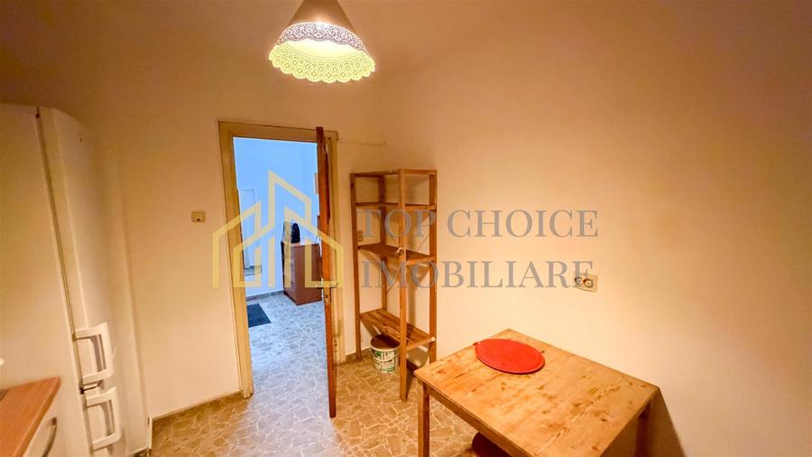 Apartament cu 3 camere semidecomandat, mobilat în 1 Mai