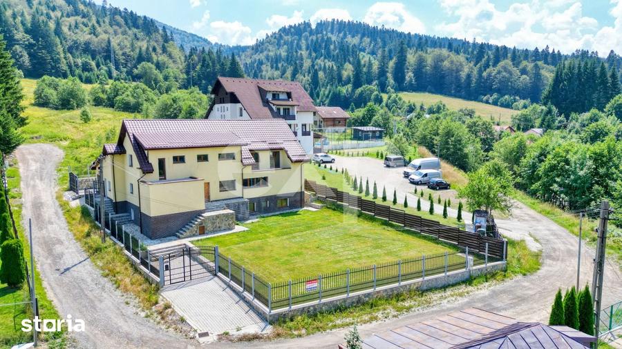 Casă cu 8 camere cu Teren 1000 Mp în Central
