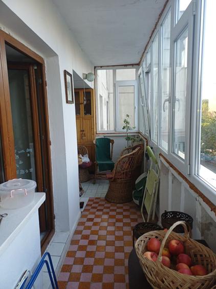 Apartament cu 4 camere decomandat în Calea București