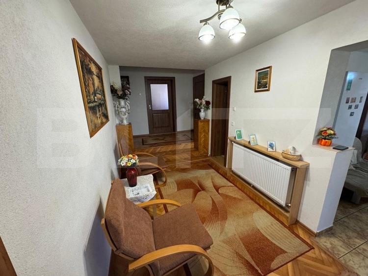 Casă individuală cu 7 camere cu Canalizare în Cetate
