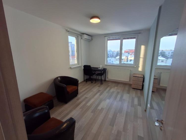 Apartament cu 3 camere semidecomandat în Floreasca