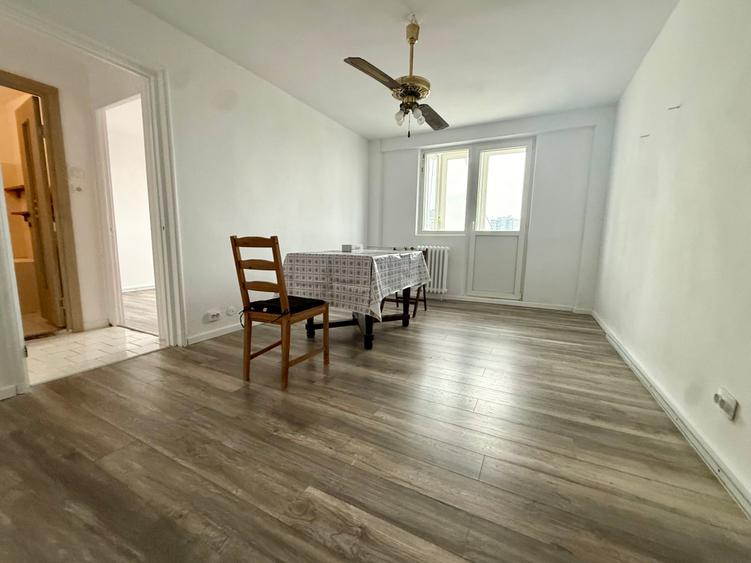 Apartament cu 3 camere semidecomandat în P-ța Victoriei