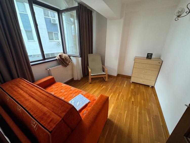 Apartament cu 4 camere semidecomandat, mobilat în Est