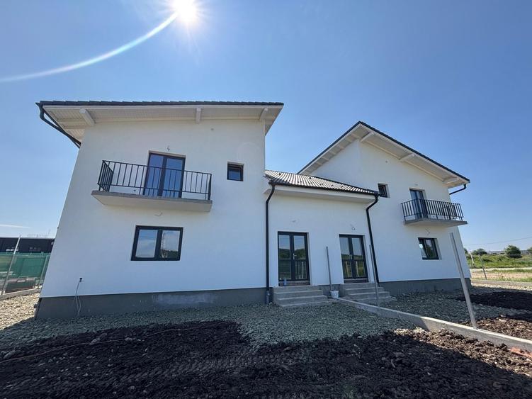 Duplex cu 4 camere cu Canalizare în Mohu