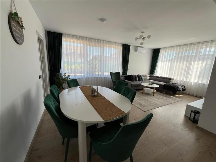 Casă cu 6 camere cu Teren 660 Mp în Sânmartin
