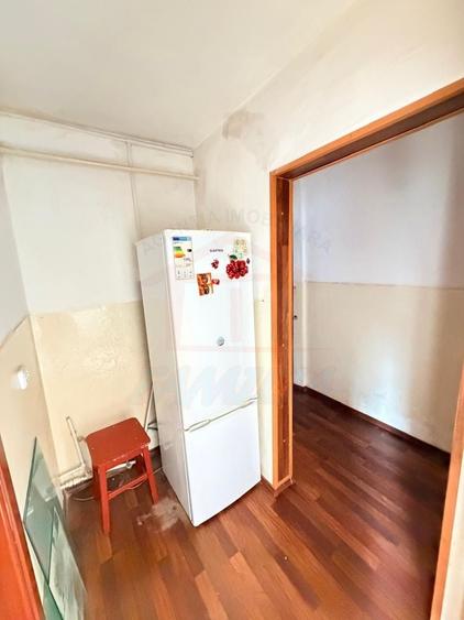 Apartament cu 3 camere semidecomandat în Micro 40