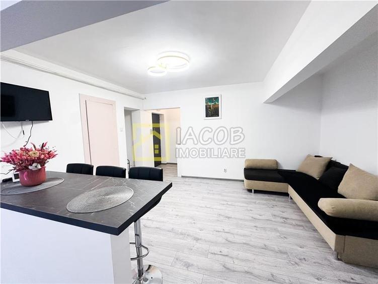 Apartament cu 3 camere semidecomandat în 9 Mai