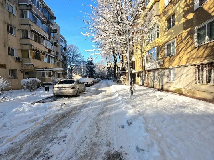 Apartament cu 3 camere semidecomandat, mobilat în Central