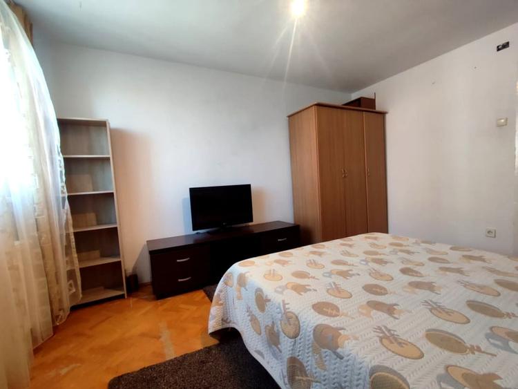 Apartament cu 3 camere decomandat, mobilat în Podu Roș
