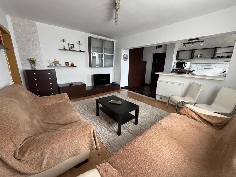 Apartament cu 3 camere semidecomandat, mobilat în Bucureștii Noi