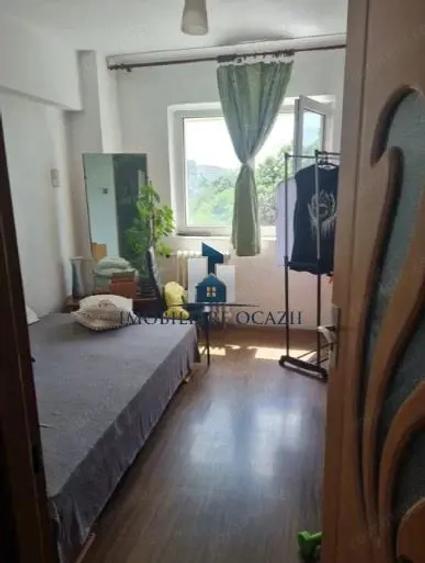 Apartament cu 4 camere semidecomandat în Berceni