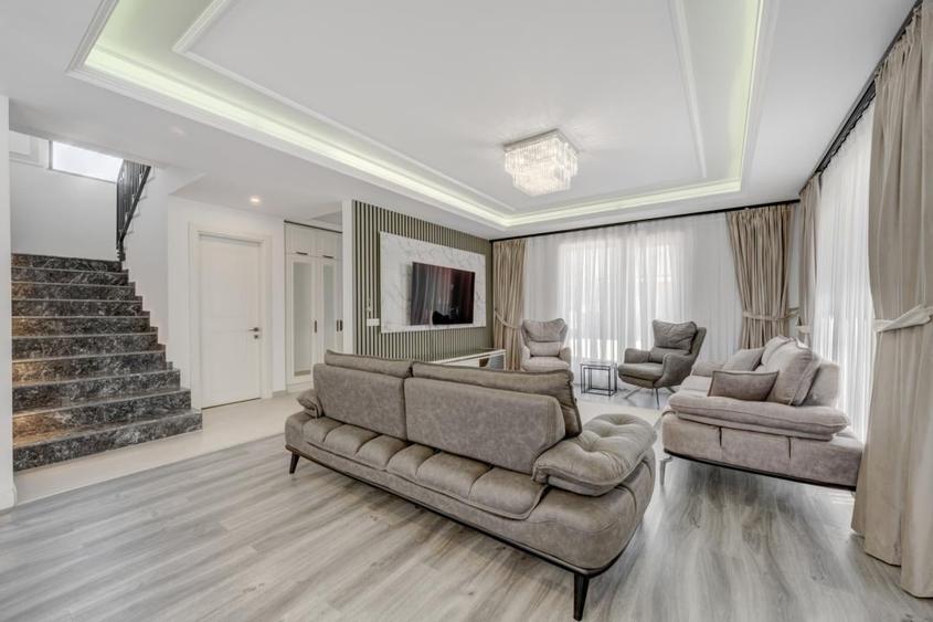 Casă cu 4 camere cu Teren 200 Mp în 1 Decembrie