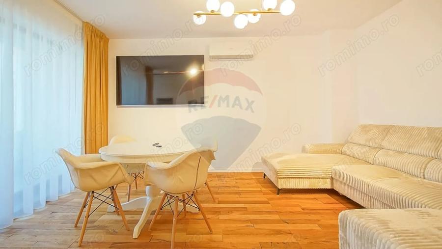 Apartament cu 3 camere decomandat în Noua