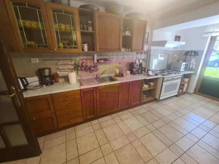 Casă individuală cu 9 camere cu Canalizare în Capul Câmpului