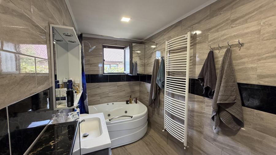 Casă cu 3 camere cu Piscina în Săcălășeni