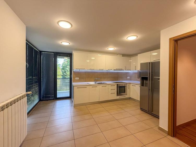 Apartament cu 3 camere semidecomandat, mobilat în Primăverii