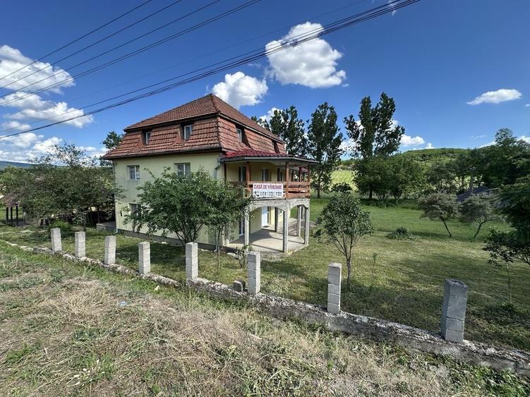 Casa de vanzare cu 64 arii teren