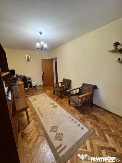 Apartament cu 3 camere decomandat în Săsar