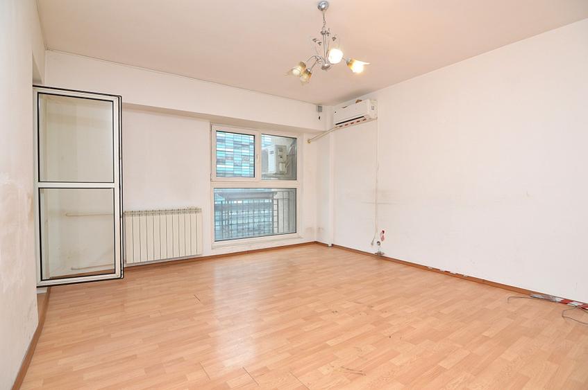Apartament cu 4 camere decomandat în Victoriei