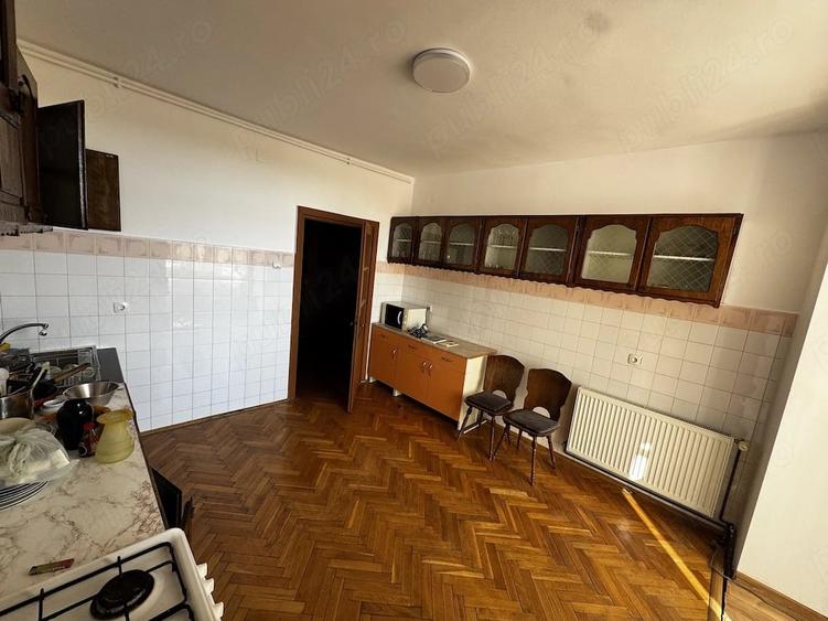 Apartament cu 4 camere decomandat în Central