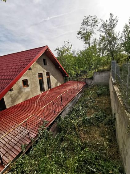 Casă individuală cu 4 camere cu Canalizare în Vest