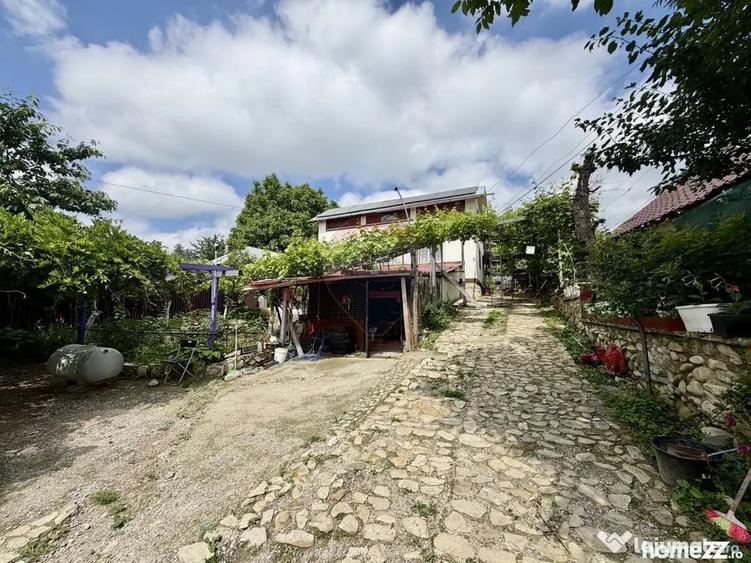 Casă cu 5 camere cu Teren 3344 Mp în Țifești