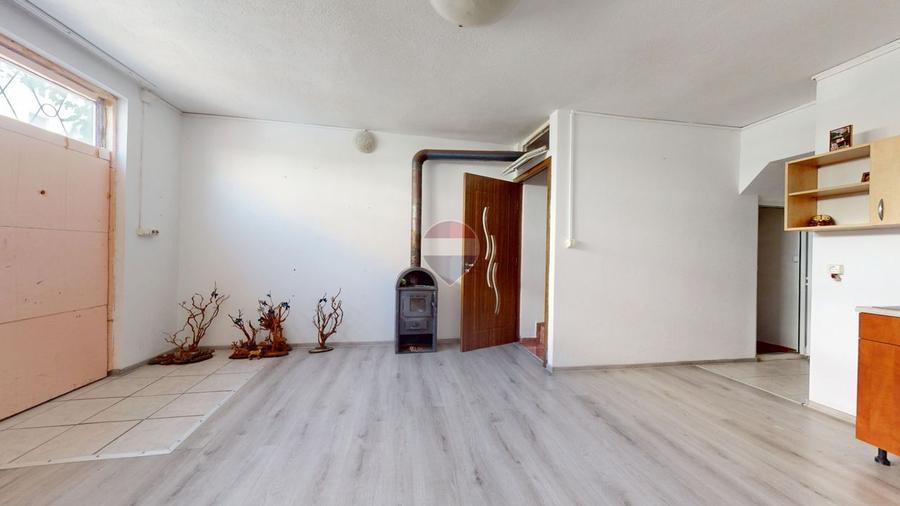 Apartament cu 3 camere semidecomandat, mobilat în Florilor