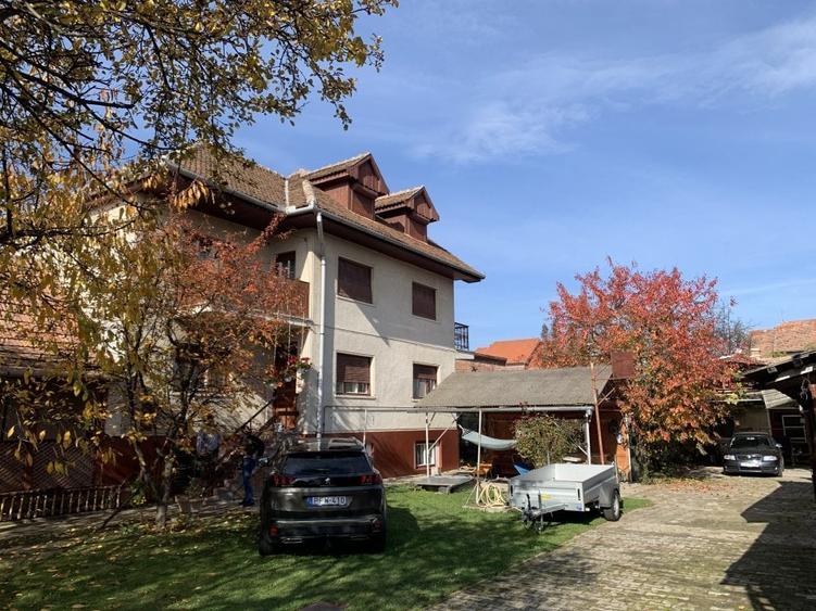 Casă individuală cu 6 camere cu Teren 1080 Mp în Central