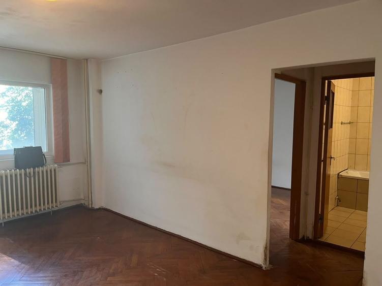 Apartament cu 4 camere semidecomandat în Moșilor