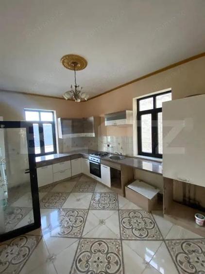 Casă cu 10 camere cu Teren 414 Mp în Cetate