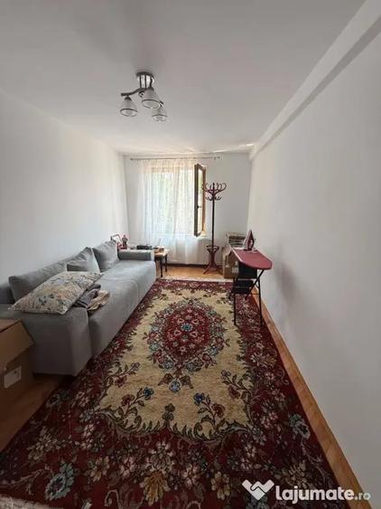 Apartament cu 3 camere semidecomandat în Andrei Mureșanu