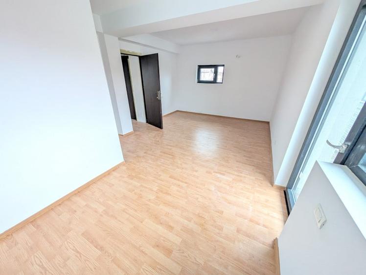 Duplex cu 5 camere cu Teren 225 Mp în Odăi