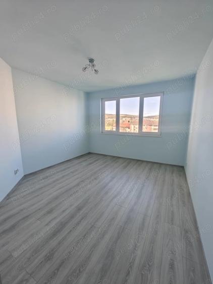 Apartament cu 3 camere semidecomandat în Florești