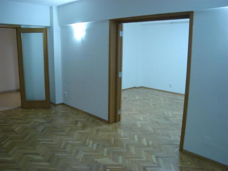 Apartament cu 4 camere decomandat în Calea Călărașilor