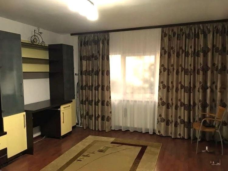 Garsonieră decomandată, mobilată în Vitan Mall